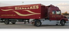Autoescuela Riansares camión rojo lateral